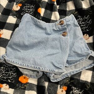 B51 Old Navy Lt. Wash Denim Skort w/ Accent Buttons— 5t